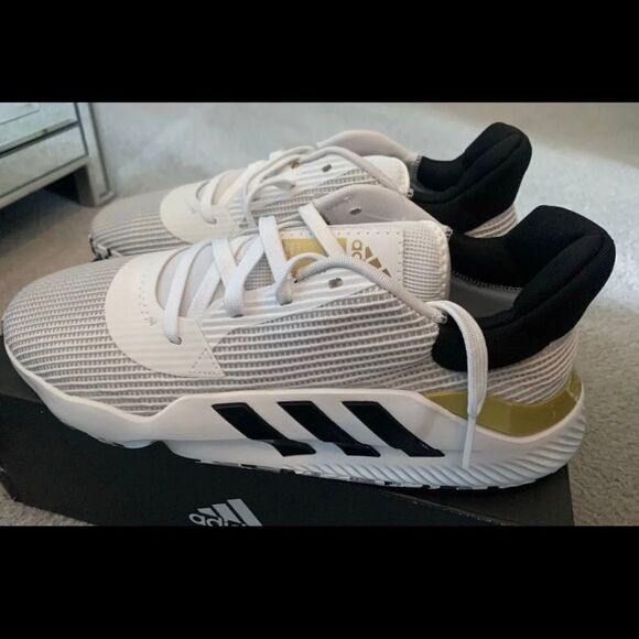ADIDAS
PRO BOUNCE 2019 LOW WHITE
Sz13no box